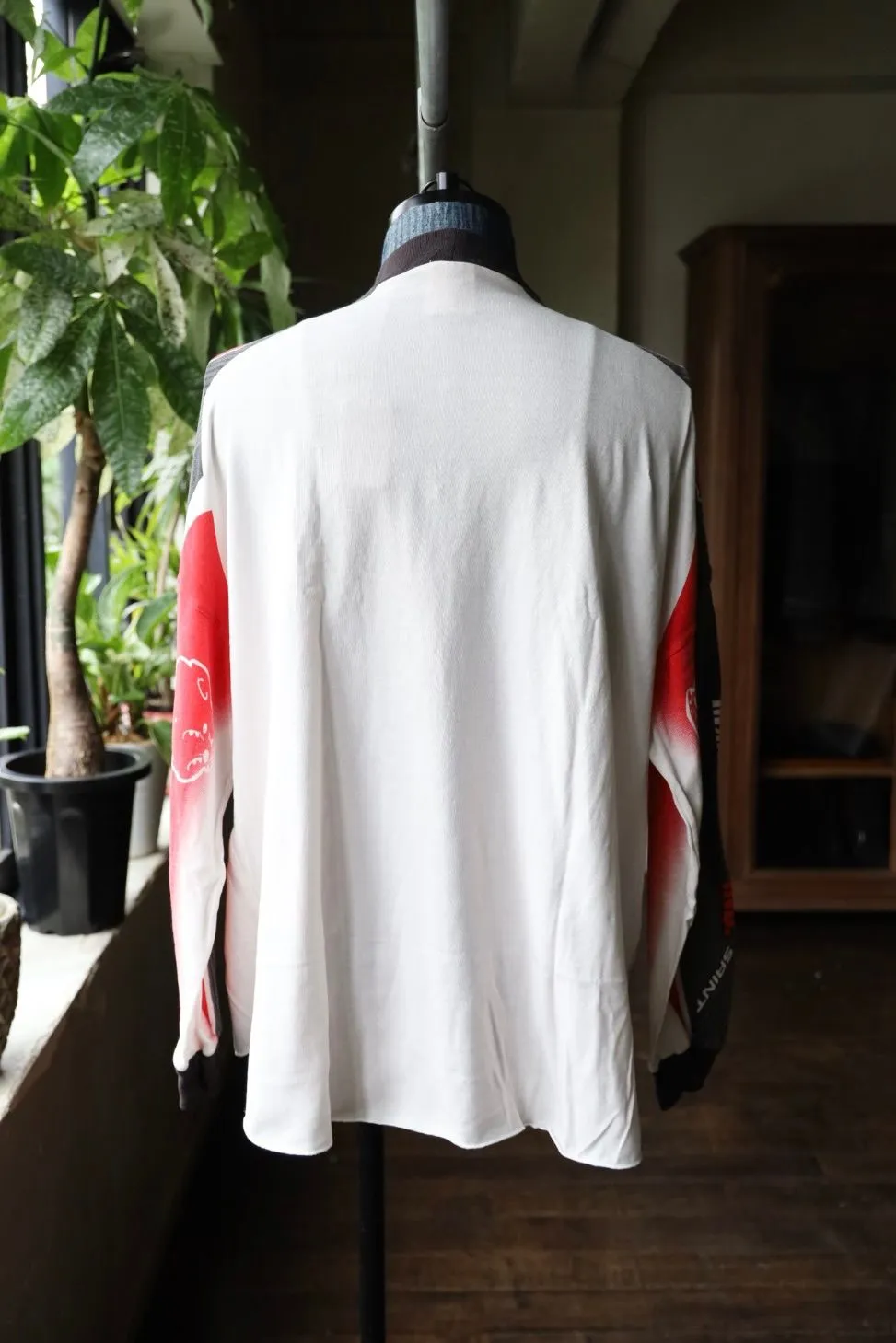SAINT Mxxxxxx LS TEE/MORTOR CYCLE/WHT Little Devil Angel Racing Long Sleeve Off-White S-XL SAINT's annual racing style BOXY short, wide and fat design will be sold out immediately every time it is released. The whole garment is oversized and has many prints. The front and back prints on the shoulder are aligned. The printing area is very large and the operation is also difficult. The genuine level is restored. The ready-made garments are washed again to make them look old. Soft desizing is added to make the printing look old and white.